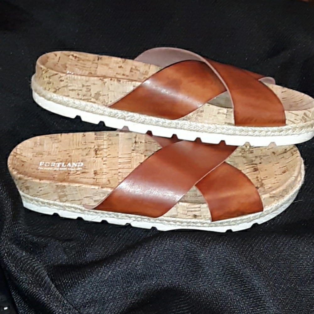 Slide/Sandals - Picture 2 of 8